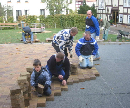 Dorfplatz2003Legen1