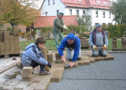 Dorfplatz2003Legen2