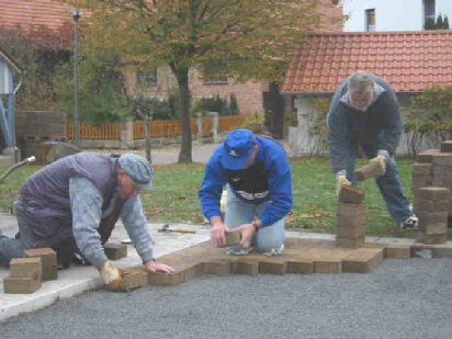 Dorfplatz2003Legen3