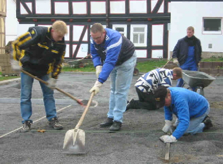 Dorfplatz2003abziehen1