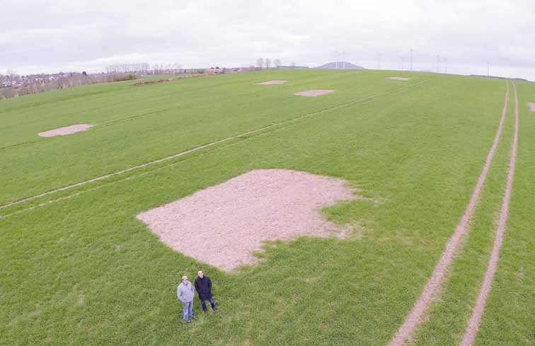 1991135247-blanke-erde-auf-seinem-3-5-hektar-grossen-acker-bei-altenstaedt-hat-landwirt-axel-roemer-links-sechs-luecken-in-wintergerst-1wl7qRhYee