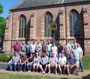 Vor der Groet Kerk in der Festungsstadt Naarden_bearbeitet_Schlagzeilen