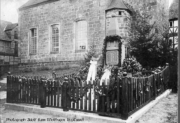 Ehrendenkmal 1914- 18. vor Kirche