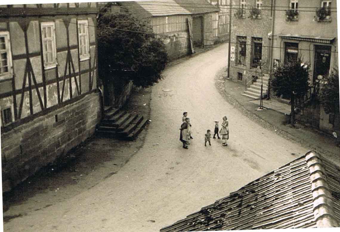 Tratsch vor Schnellenpfeils Laden_bearbeitet-1