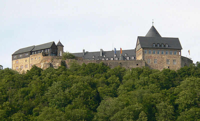 800px-Schloss_Waldeck_vom_Schiff