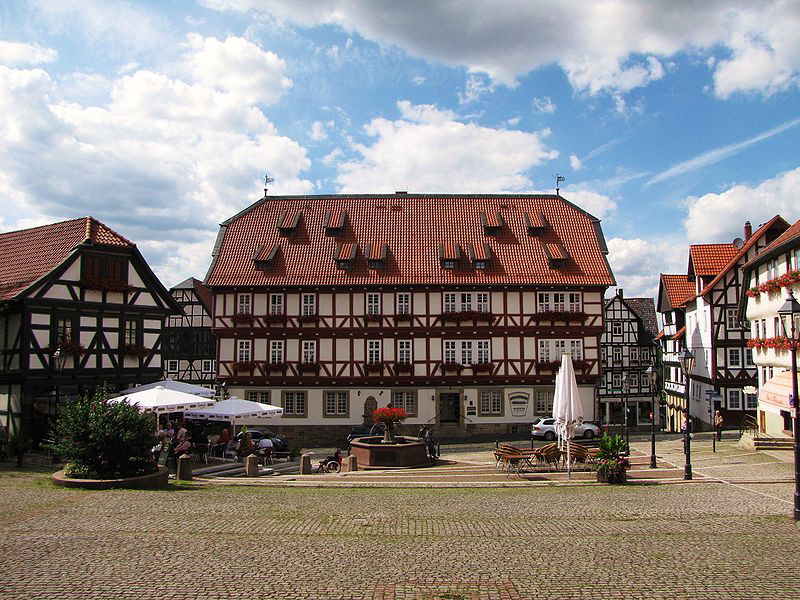 800px-Wolfhagen_marktplatz_ds_07_2009